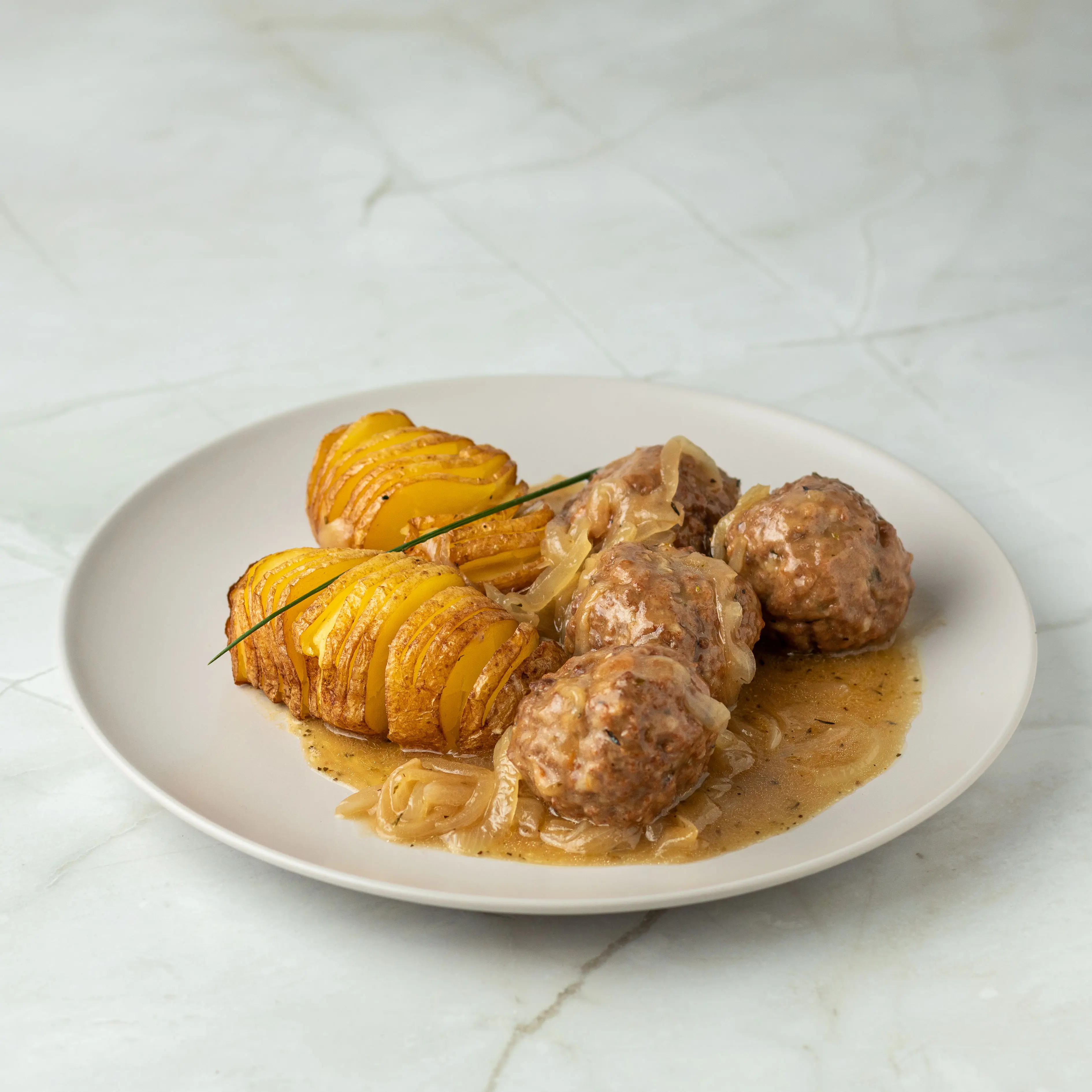 Albondigas-de-carne-en-salsas-de-cebolla.webp