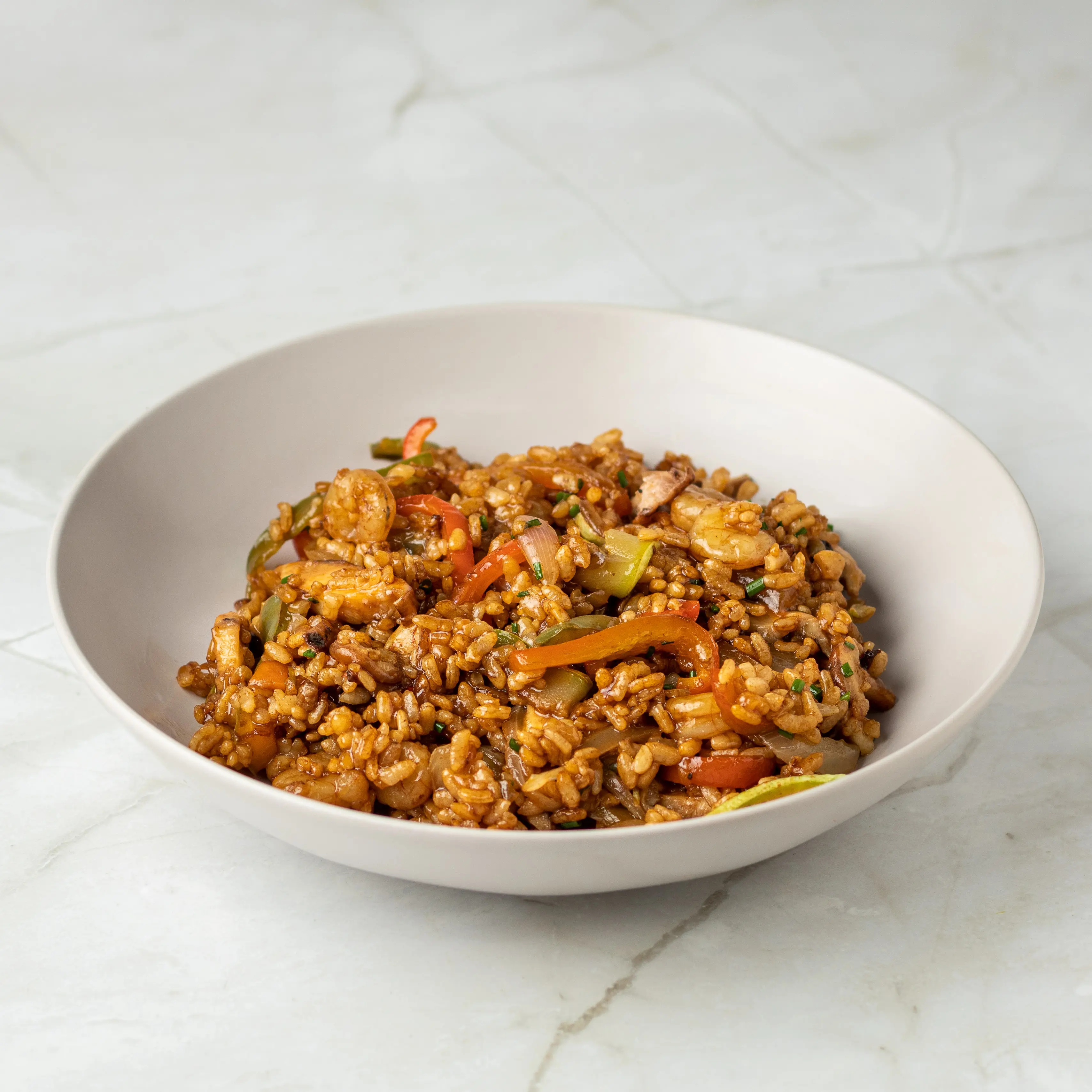 Arroz-salteado-con-gambas-y-verduras.webp