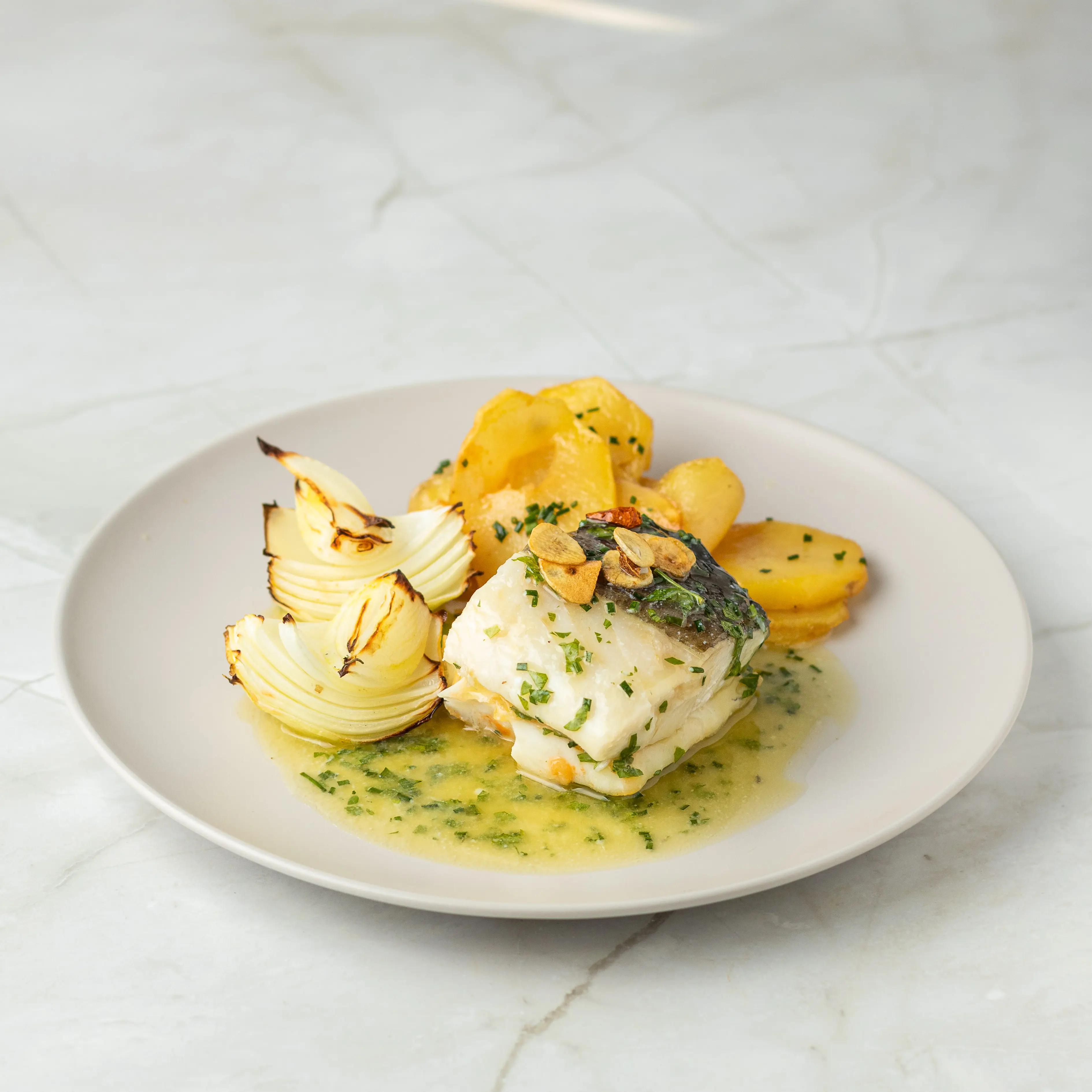 Bacalao-al-Pil-Pil-con-patatas-y-cebolla.webp