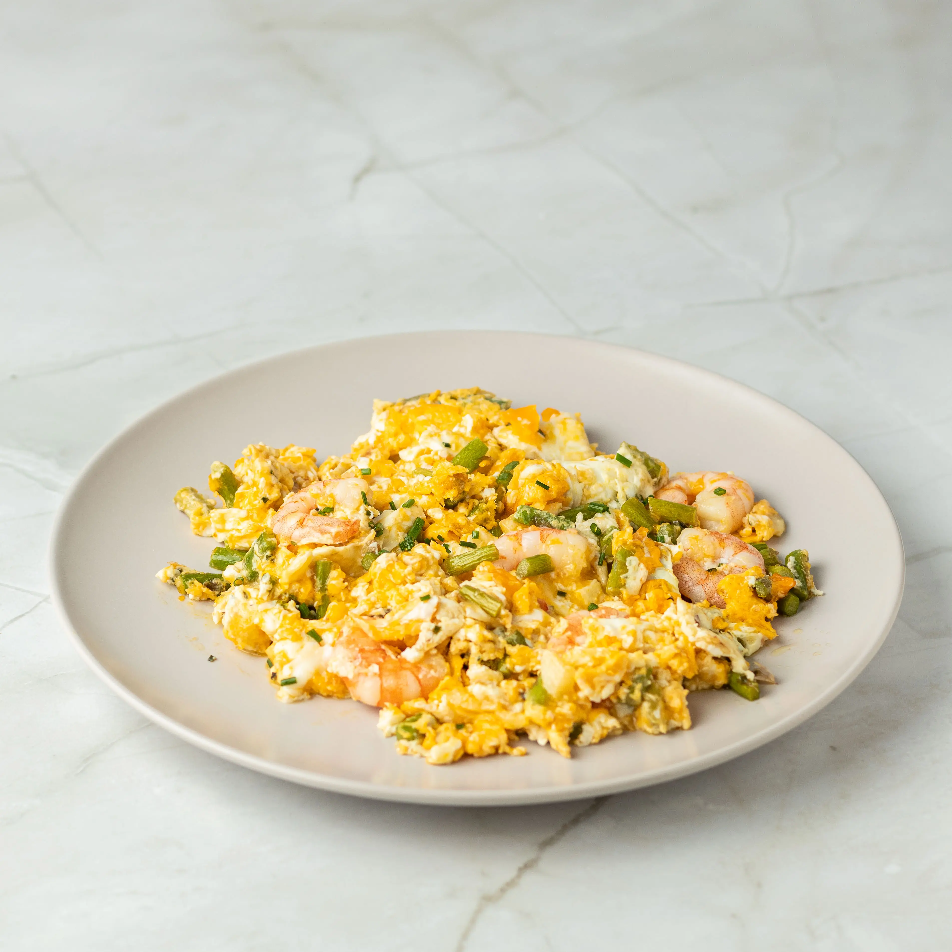Revuelto-de-ajetes-con-langostinos.webp