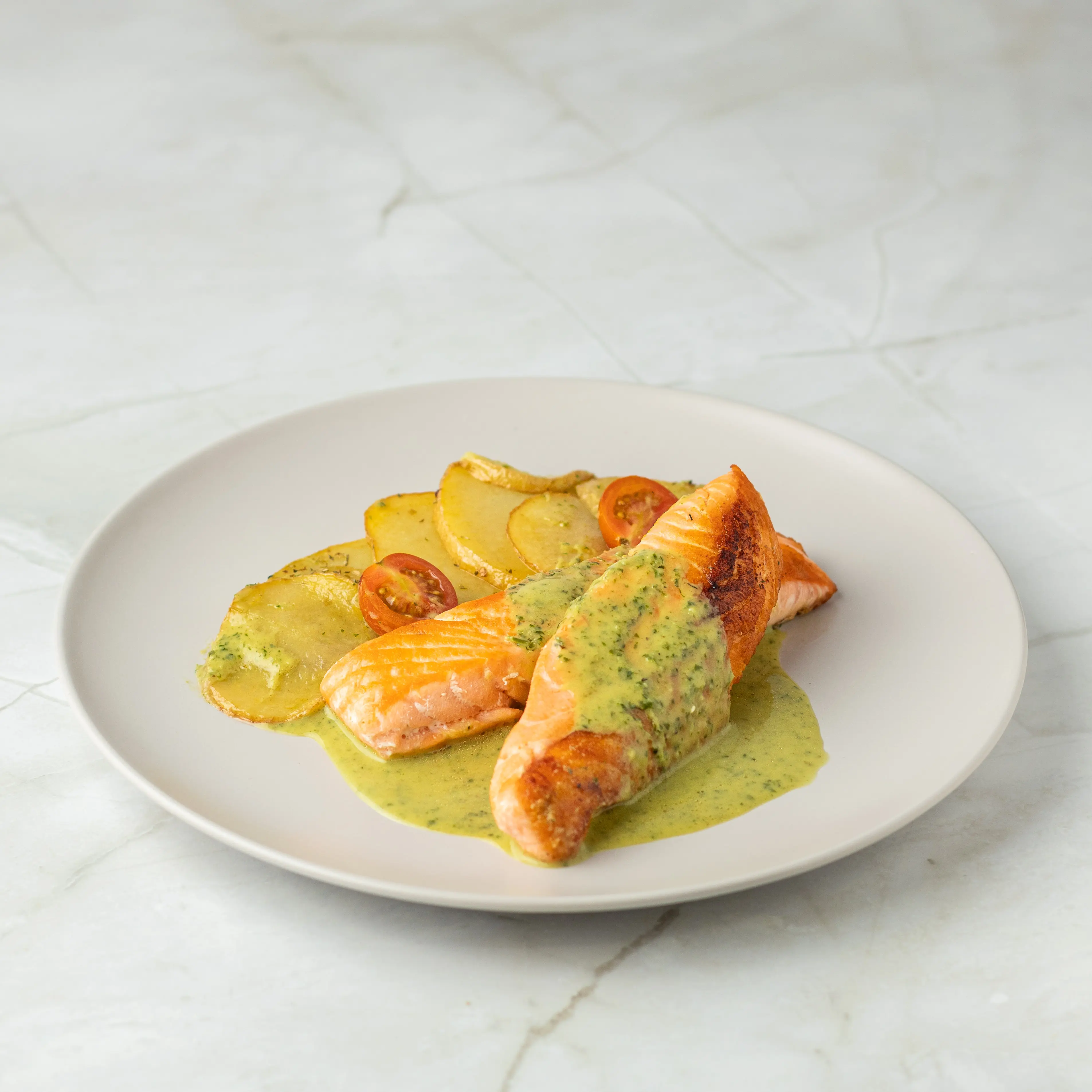 Salmon-a-la-plancha-con-salsa-verde.webp